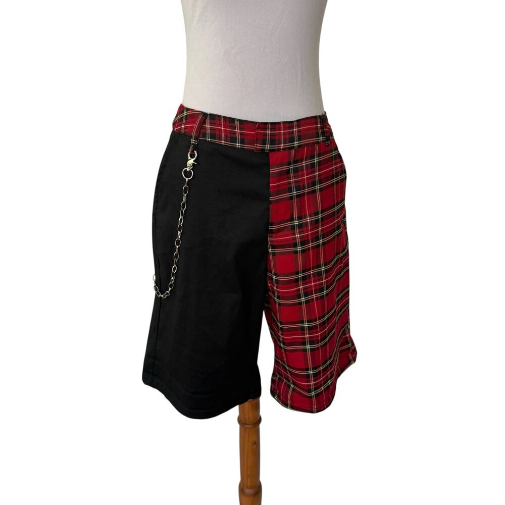 NWT Hot Topic Split Tartan Plaid and Black Bermuda Shorts M - Picture 3 of 7